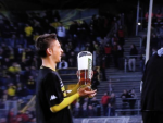 Borussia Dortmund deutscher Meister - die Bierdusche für Jürgen Klopp vorbereitet