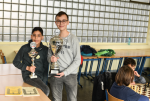 Junge Mitglieder der Schach-AG präsentieren eine kleine Auswahl aus der Trophäen-Vitrine