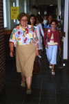 Hedwig Kauer mit ihrer Klasse auf dem Weg zum Klassenraum