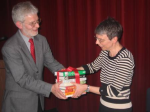 Frau Bucher vom Boersenverein des Deutschen Buchhandels überreicht Herrn Mausbach ein Bücherpaket